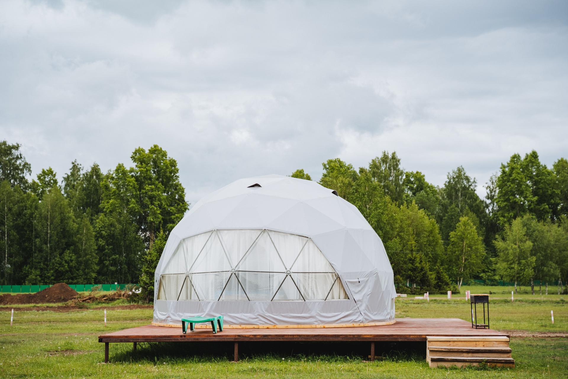 Disfrute de una estadía inolvidable en nuestro Scenic Glamping Dome en la naturaleza, un lugar de campamento ecológico perfecto para una aventura única y relajación al aire libre