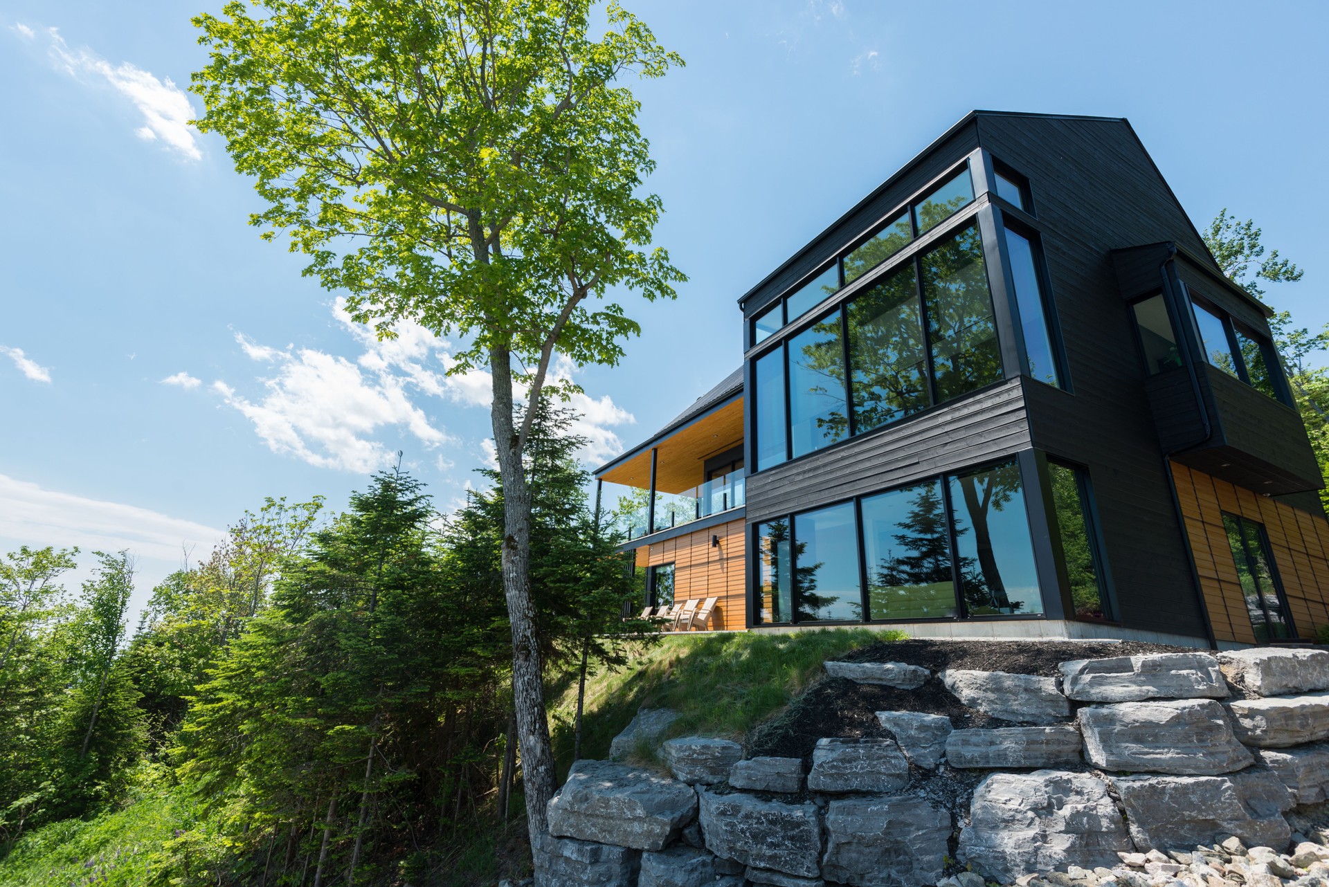 Hermosa casa moderna en el bosque.